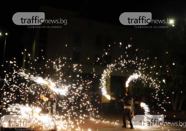 Две огнени представления запалиха пространството пред Централна поща в града