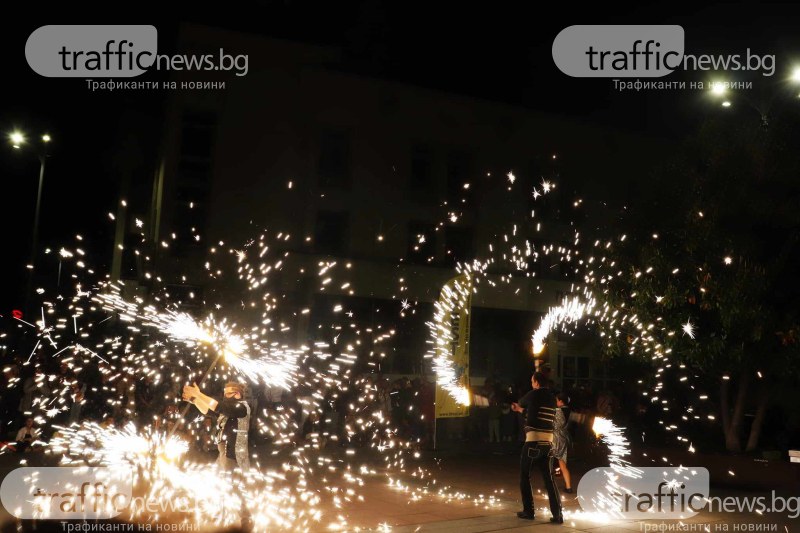 Две огнени представления запалиха“ пространството пред Централна поща в града