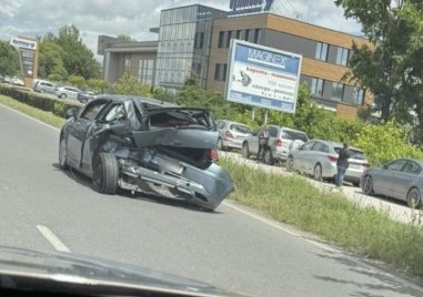 Kатастрофа с двама пострадали затруднява движението по Карловско шосе в