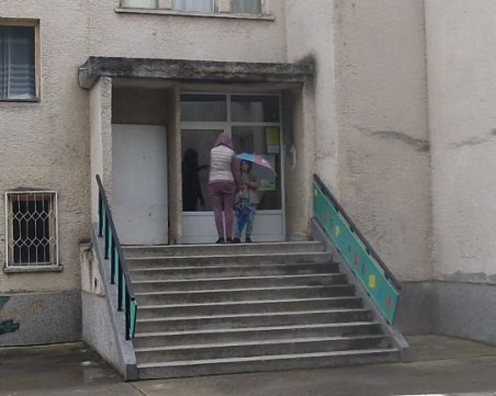 Директорката на детската градина с натровени 48 деца: Имаме съмнения в яйцата