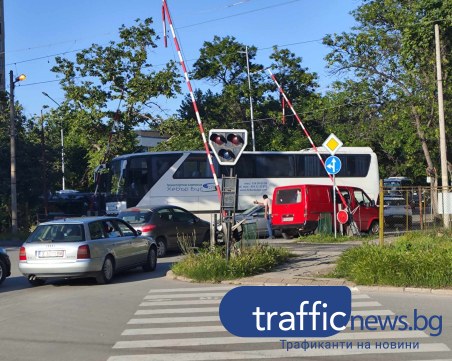 Лека катастрофа на Пещерско шосе блокира трафика, шофьор отказваше да премести колата