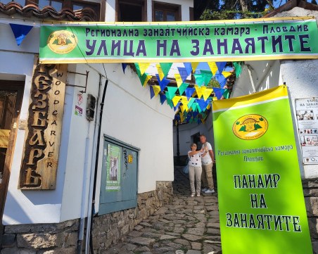 Пролетният панаир на занаятите с благотворително състезание по бързо плетене