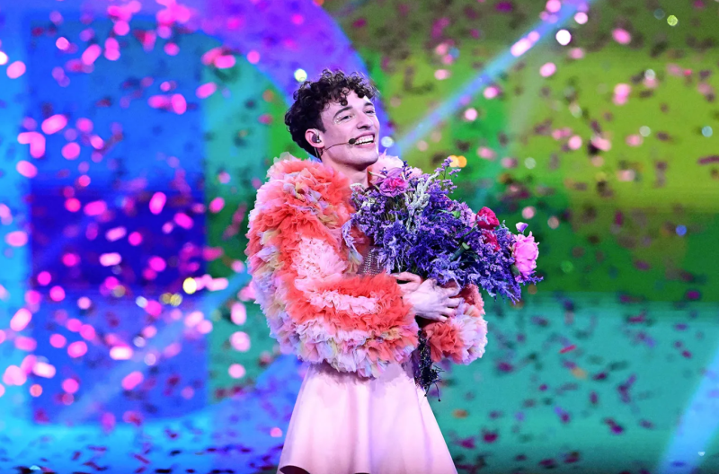 Победителят от тазгодишния конкурс Евровизия - Немо, беше посрещнат като