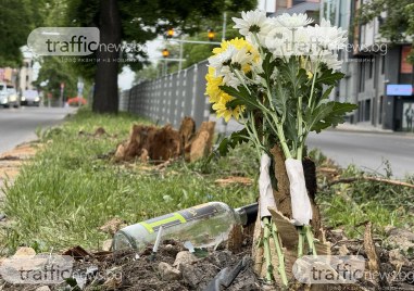 Цветя и запалени свещи поставиха близки на загиналите при тежката