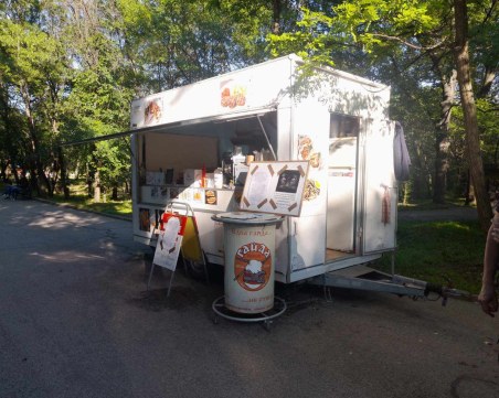 Как се поставя каравана за хотдог на централната алея в Лаута? Собственици и кмет в спор за законност