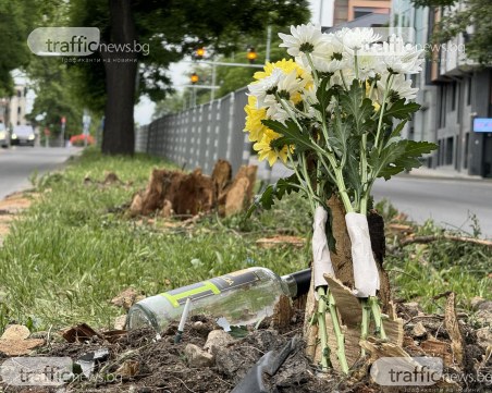 Лобното място на Кристиан и Теодора осъмна с цветя, свещи и карти за игра