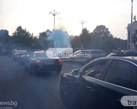 Полицията ще глобява абитуриенти, които се показват през прозорците