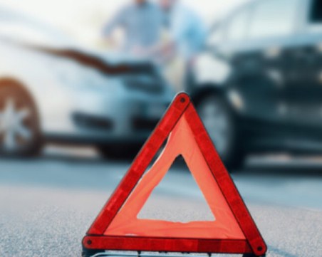 Верижна катастрофа в Първомай, млад шофьор отнесе три паркирали коли