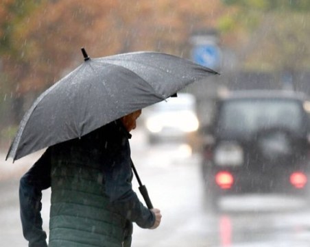 Жълт код за валежи в Пловдив и още 7 области утре