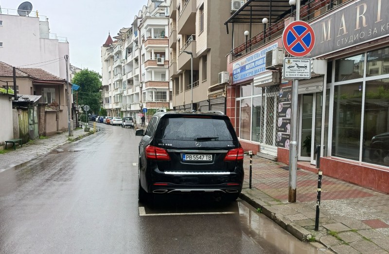 Премахват незаконна маркировка на основна улица в Кършияка. Това се