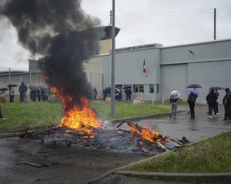 Безпрецедентна полицейска акция във Франция по издирването на избягалия затворник