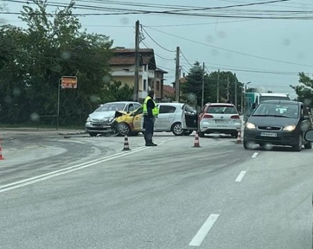 Двама са в спешното след катастрофа в Първомай
