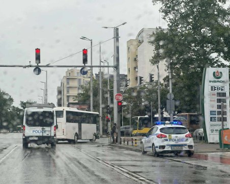Хиляди бултраси тръгнаха към София, разпускат служителите в Общината за мача