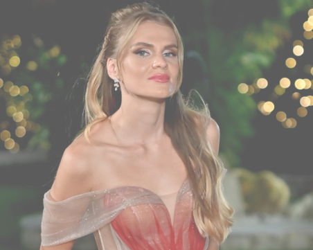 Коя дама напусна 