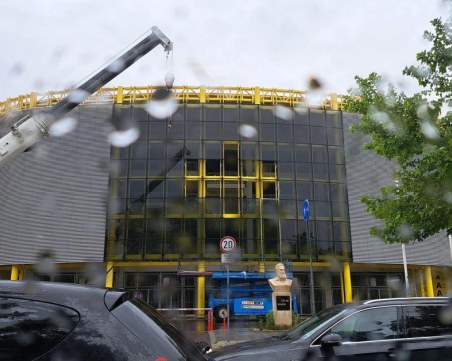 Свалиха временно емблемата на Ботев на Колежа заради ремонта