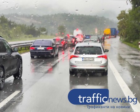 Фенове на Ботев попаднаха в задръстване на АМ Тракия край Ихтиман