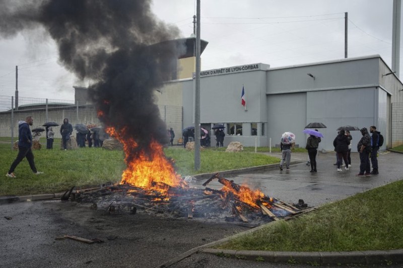 Във Франция продължава безпрецедентна операция по издирване на затворник и