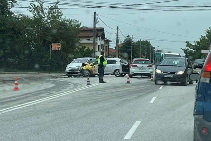 Двама са в спешното след катастрофа в Първомай