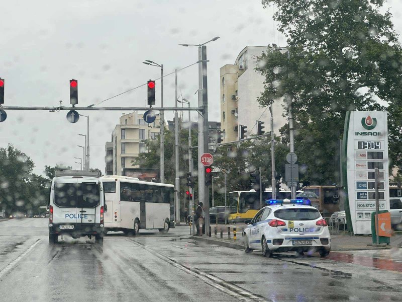 Хиляди бултраси тръгнаха към София, разпускат служителите в Общината за мача