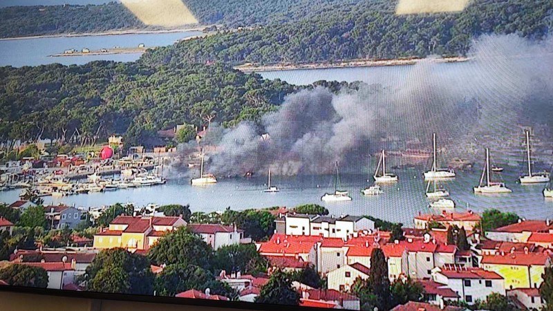 Тридесет яхти изгоряха в голям пожар, избухнал през нощта на