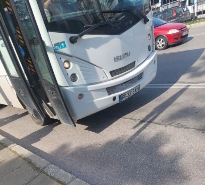 Водач на автобус от градския транспорт в Пловдив изхвърли пътници