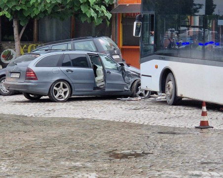 На косъм от нова трагедия в Пловдив! Мерцедес се заби в автобус на градския транспорт