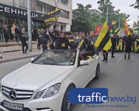 Шествието на Ботев потегли към Общината