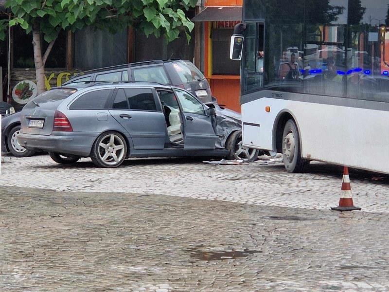 Мерцедес се заби в автобус на Градски транспорт на автогара