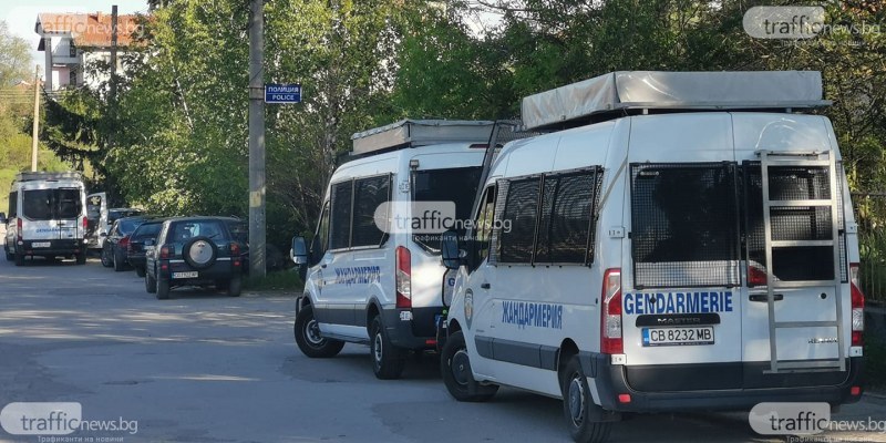 Полицаи са блокирали всички улици около къщата на Венцислав Караджов.