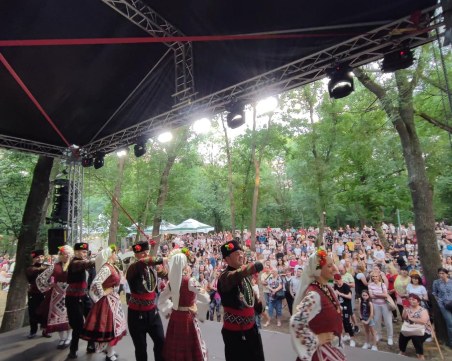 Народният събор се завръща с хапване, танци и Валя Балканска