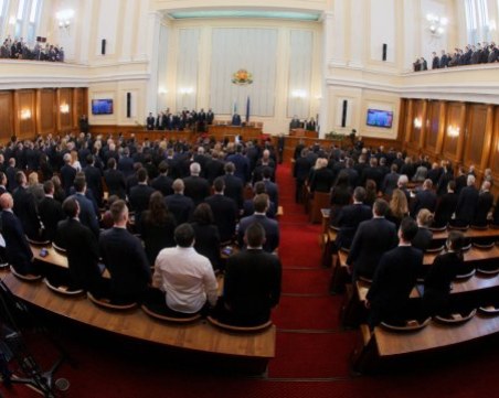 Парламентът с извънредно заседание по време на кампанията