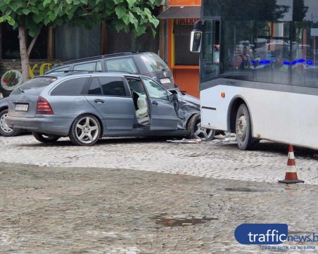 Пловдивчани за шофьора на мерцедеса, врязал се в автобус: Изключително рисков водач, шофира с над 100 км/ч