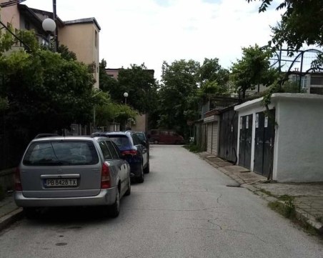 Поредната съседска драма в Пловдив! Хора намират колите си потрошени и със спукани гуми