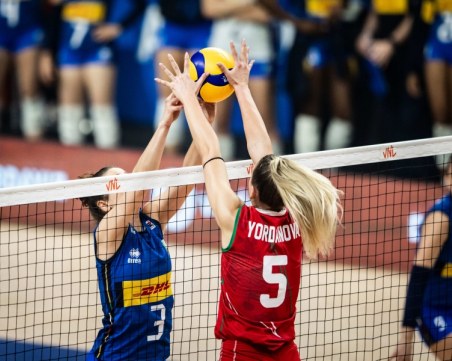 Волейболните националки със загуба от Италия