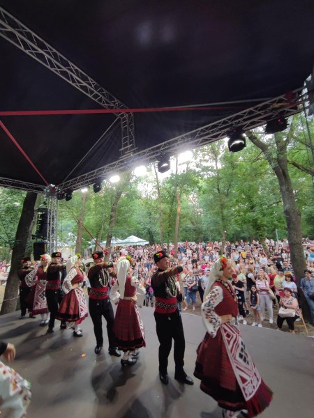 Народният събор се завръща с хапване, танци и Валя Балканска