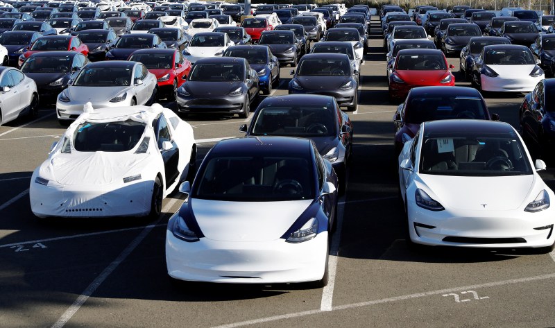 Tesla произвежда огромно количествено автомобили, продажбите обаче спадат