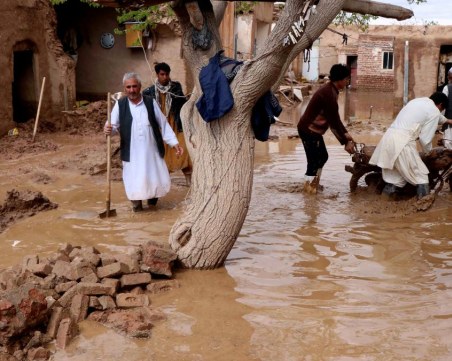Най-малко 50 жертви на проливни дъждове и внезапни наводнения в Централен Афганистан