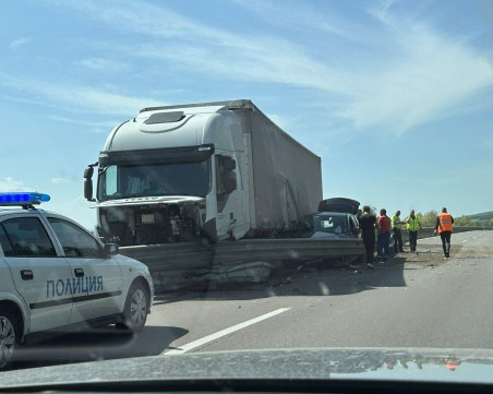 Тир и лек автомобил се удариха на АМ Тракия
