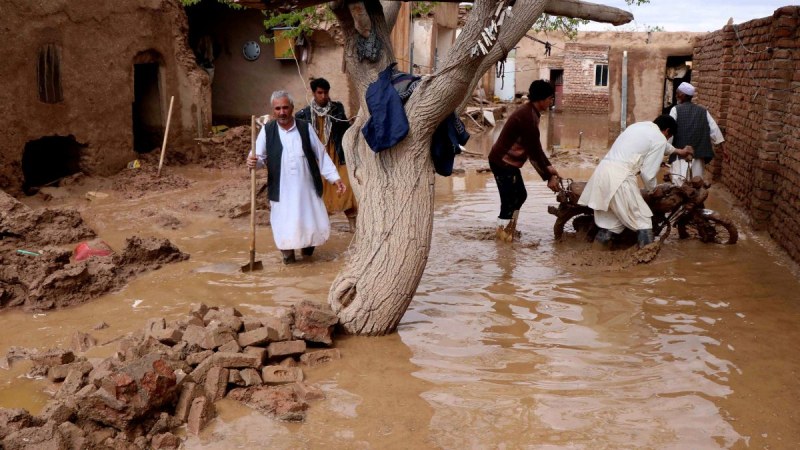 Най-малко 50 жертви на проливни дъждове и внезапни наводнения в Централен Афганистан