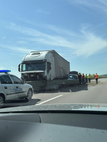 Катастрофа се е случила на автомагистрала Тракия“ при Ихтиман. За това сигнализират