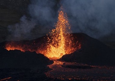 Вулкан на отдалечения индонезийски остров Халмахера изригна зрелищно през нощта в