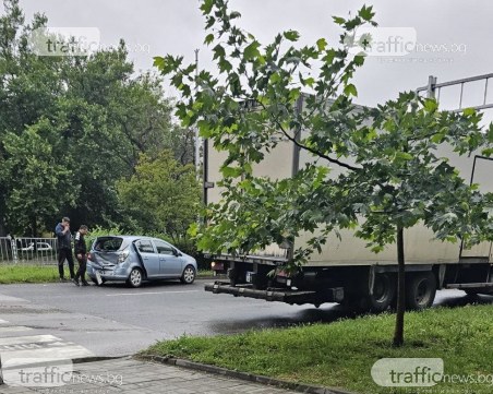 Две деца и майка им пострадаха при катастрофата на бул. 