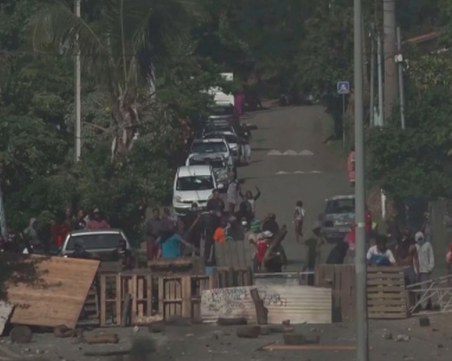 Франция мобилизира стотици полицаи заради размириците в Нова Каледония