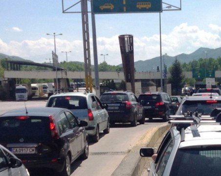 Интензивен е трафикът по границата ни с Румъния