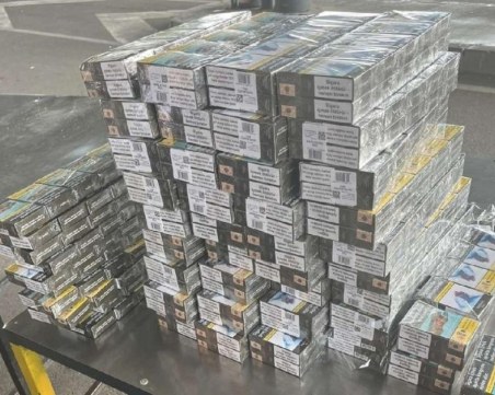 Задържаха над 130 000 къса контрабандни цигари на 