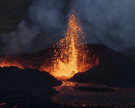Зрелищно изригване на вулкан в Индонезия, евакуирани са 7 села