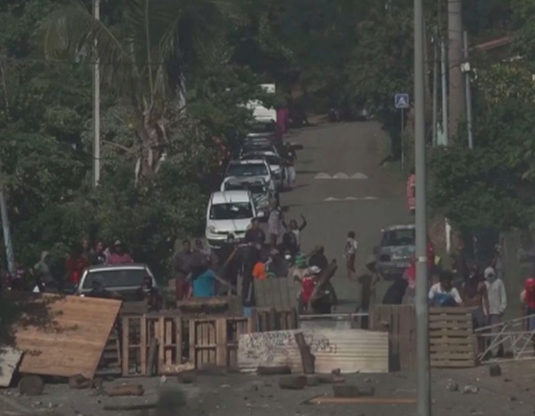 Франция мобилизира стотици полицаи заради размириците в Нова Каледония