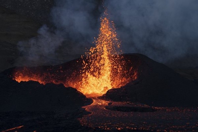 Вулкан на отдалечения индонезийски остров Халмахера изригна зрелищно през нощта в