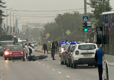 Лек автмобил е блъснал моторист на Коматевско шосе в Пловдив