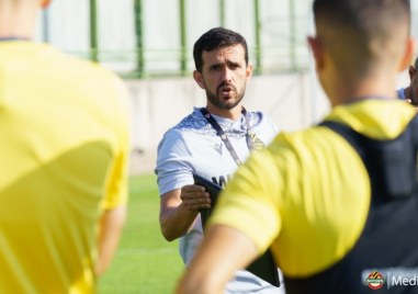 Помощник треньорът на Ботев Рафаел Перейра който води тима в двубоя